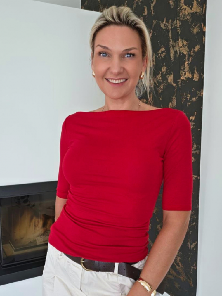 Raudona bazinė moteriška premium palaidinė trumpomis rankovėmis